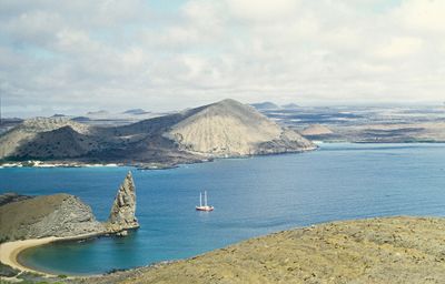 L'île Bartolomé · Photo : Cayambe — CC BY-SA 3.0 — Wikimedia Commons