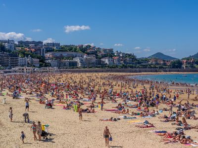 La baie de la Concha · Photo : Ermell — CC BY-SA 4.0 — Wikimedia Commons