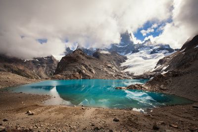 Laguna de los Tres et le Fitz Roy · Photo : Almonroth — CC BY-SA 3.0 — Wikimedia Commons