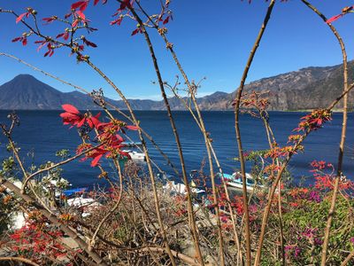 Le lac Atitlán · Photo : Vikulinkaaa — CC BY-SA 4.0 — Wikimedia Commons