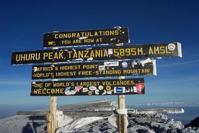 Le sommet du Kilimandjaro · Photo : No machine-readable author provided. Arne d assumed (based on copyright claims). — Public domain — Wikimedia Commons