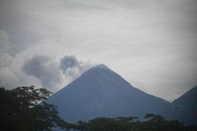Le volcan Acatenango · Photo : amslerPIX — CC BY 2.0 — Wikimedia Commons