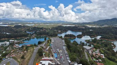 Guatapé · Photo : IdkSGM — CC BY-SA 4.0 — Wikimedia Commons