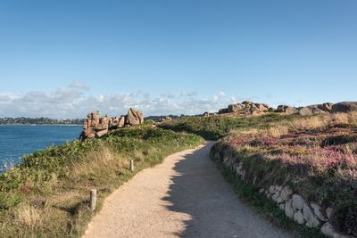 Le sentier des douaniers · Photo : Giorgio Galeotti — CC BY 4.0 — Wikimedia Commons